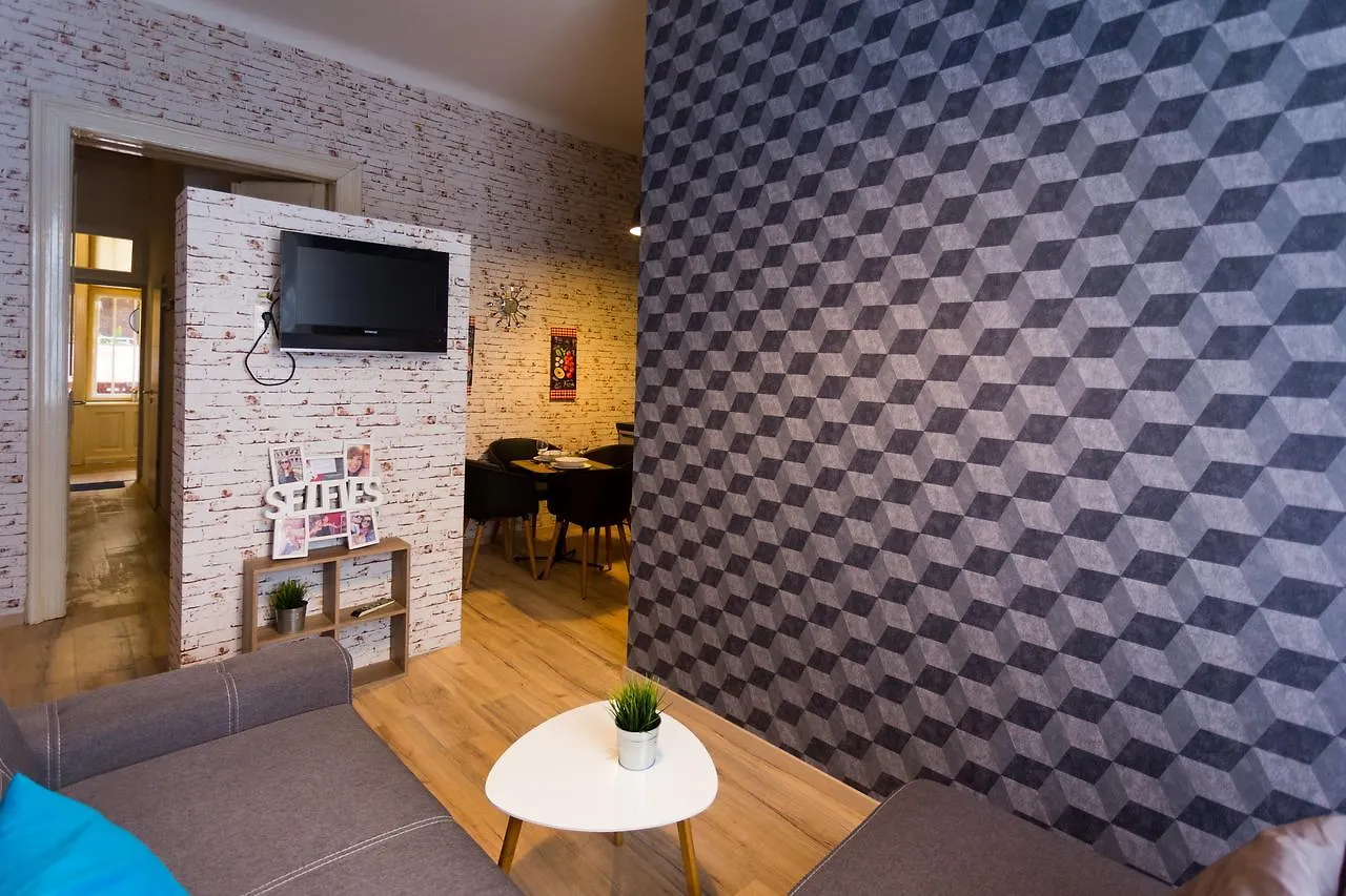 Susan Apartment Near Blaha Lujza Square Budapeszt Węgry